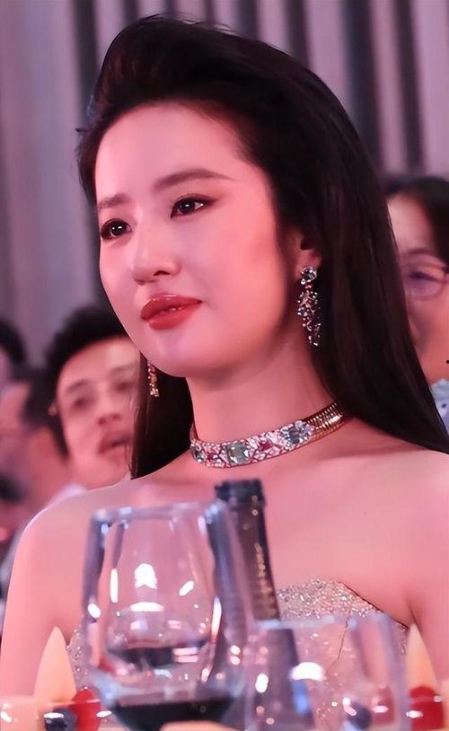 刘亦菲爆料最新情况,揭秘演艺生涯背后的心酸历程  第2张